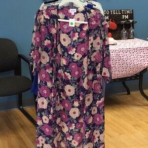 LuLaRoe Floral Top with Pink and Cream Blooms